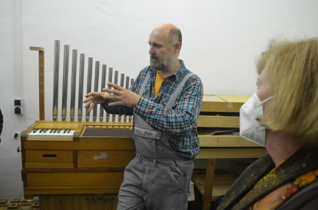 Tobias Reinhardt erklärt den Orgelbau